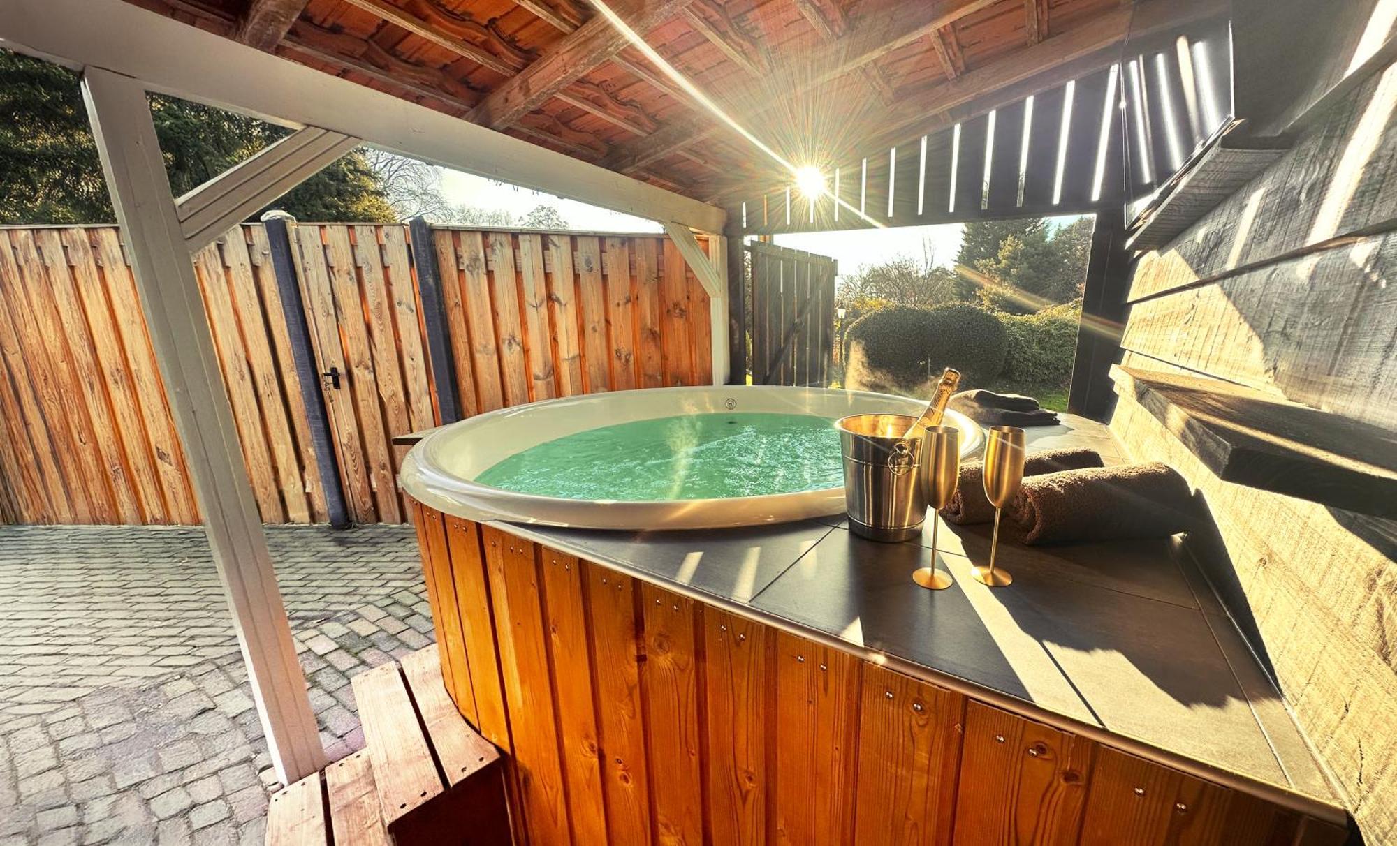 Wellness Tuin - Ultieme Partner Beleving - St Hubertus Suite Met Jacuzzi ,Openhaard, Prive Hottub En Prive Sauna In Jachthut Stijl Horst Ngoại thất bức ảnh