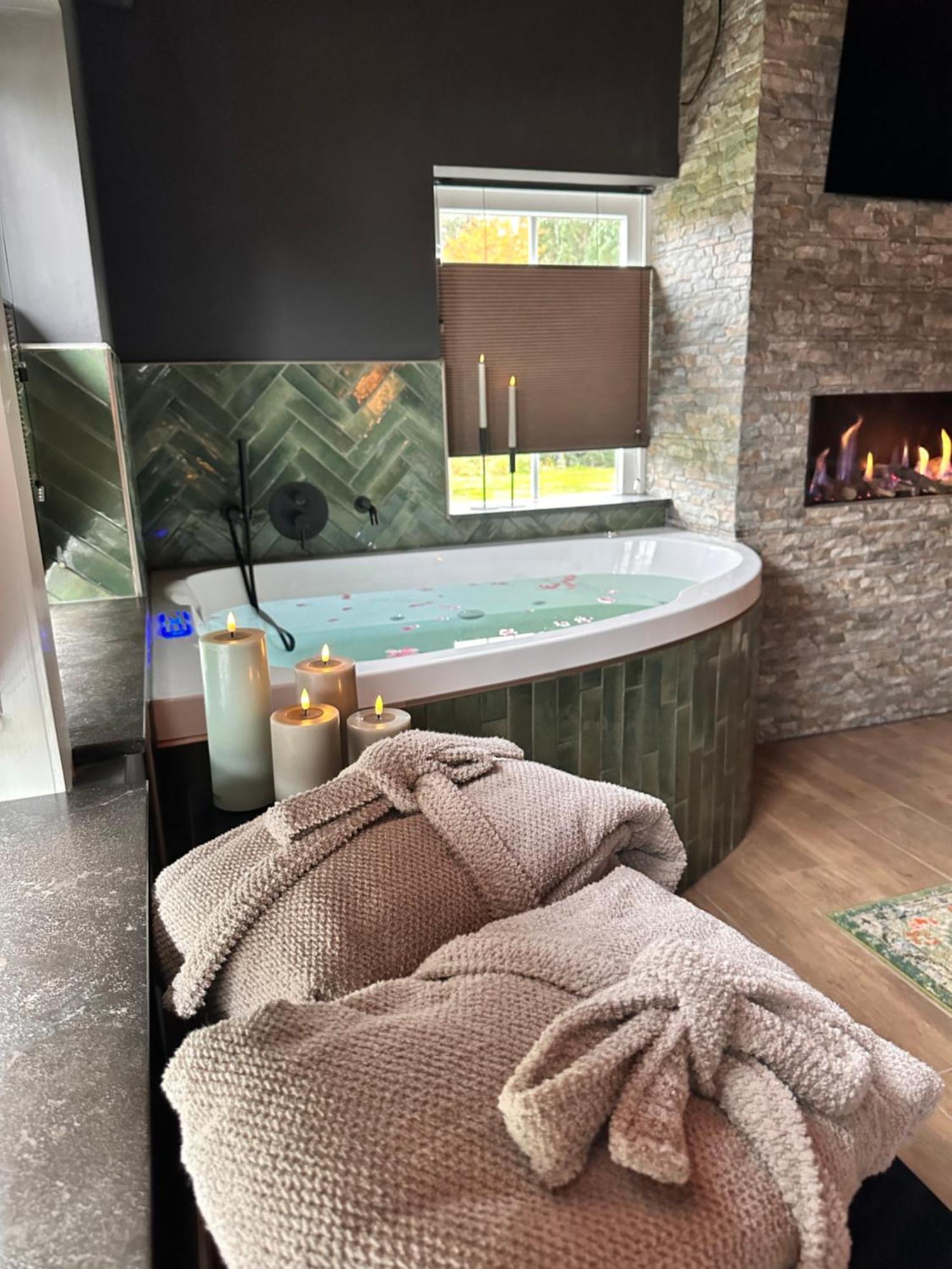 Wellness Tuin - Ultieme Partner Beleving - St Hubertus Suite Met Jacuzzi ,Openhaard, Prive Hottub En Prive Sauna In Jachthut Stijl Horst Ngoại thất bức ảnh